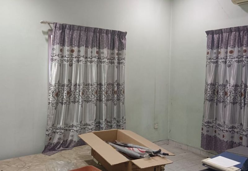 Jalan Sopan, Johan Setia