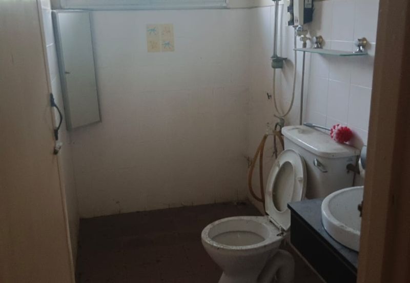 Jalan Sopan, Johan Setia