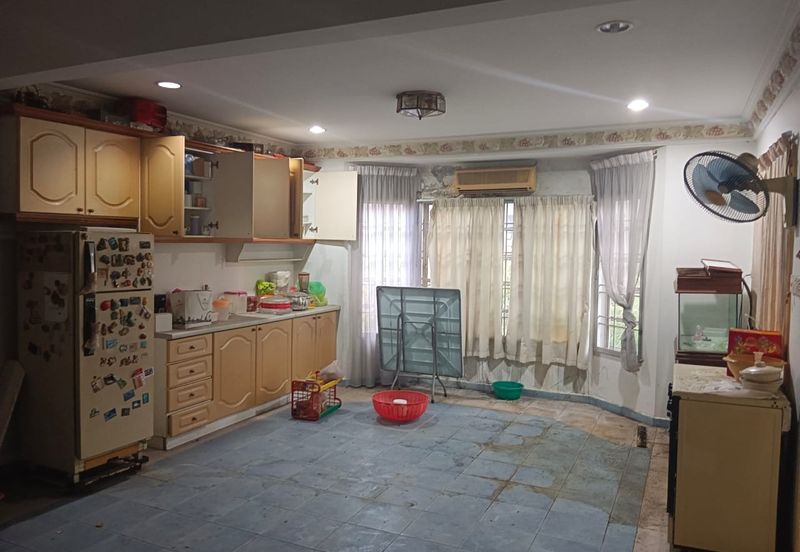 Jalan Sopan, Johan Setia