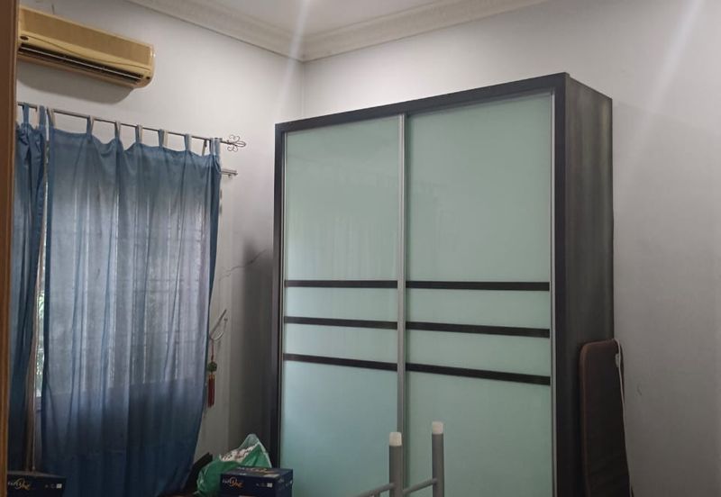 Jalan Sopan, Johan Setia