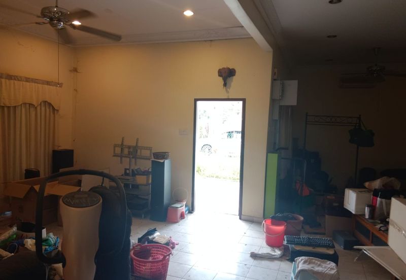 Jalan Sopan, Johan Setia