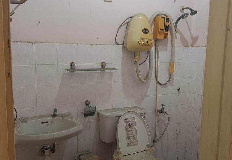 Jalan Sopan, Johan Setia