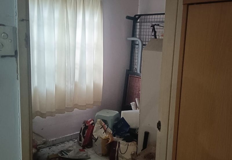 Jalan Sopan, Johan Setia