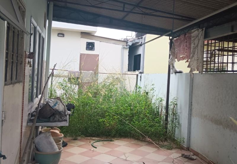 Jalan Sopan, Johan Setia