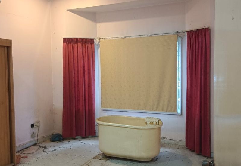 Jalan Sopan, Johan Setia