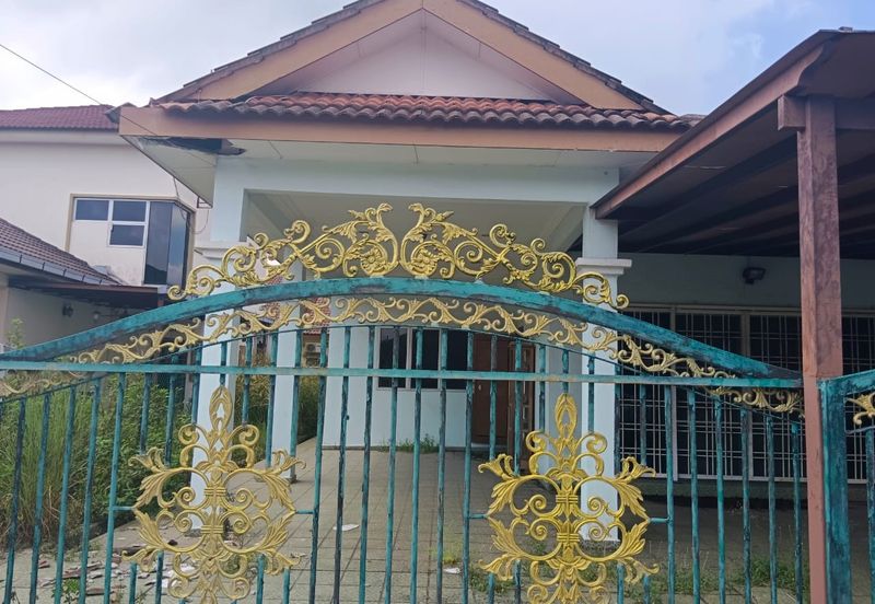 Jalan Sopan, Johan Setia