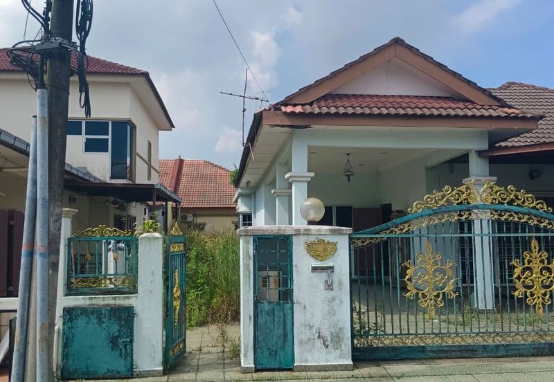 Jalan Sopan, Johan Setia