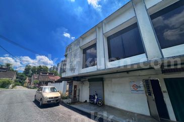 Please call us to setup a date for an interior viewing and side deal