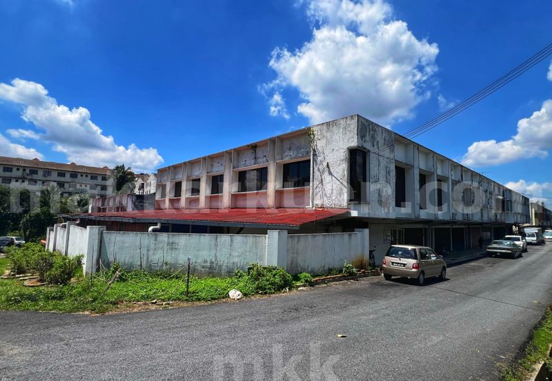 Please call us to setup a date for an interior viewing and side deal