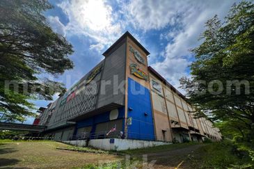 Please call us to setup a date for an interior viewing and side deal