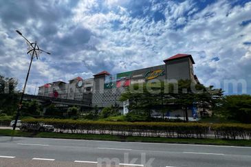 Please call us to setup a date for an interior viewing and side deal