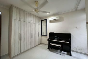 2.5 Storey Renovated Super Link for Sale