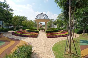 Monet Lily @ Sunsuria City