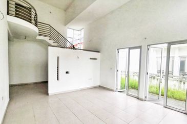 Bandar Enstek (Timur)