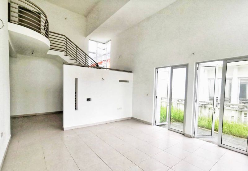 Bandar Enstek (Timur)