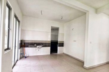 Bandar Enstek (Timur)