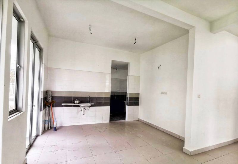 Bandar Enstek (Timur)