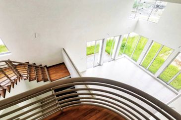 Bandar Enstek (Timur)