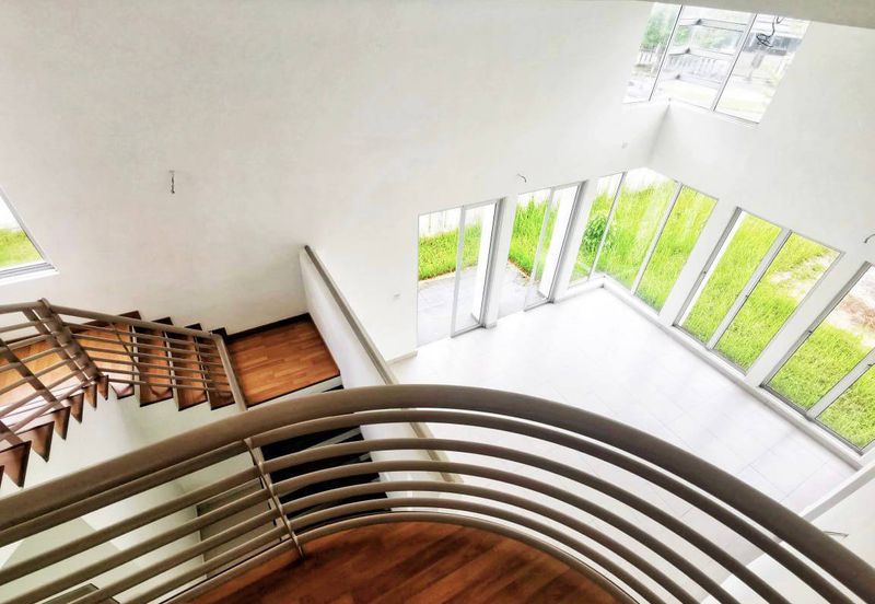 Bandar Enstek (Timur)