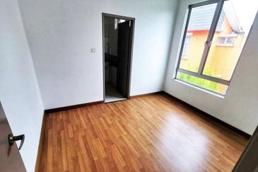 Bandar Enstek (Timur)