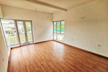 Bandar Enstek (Timur)