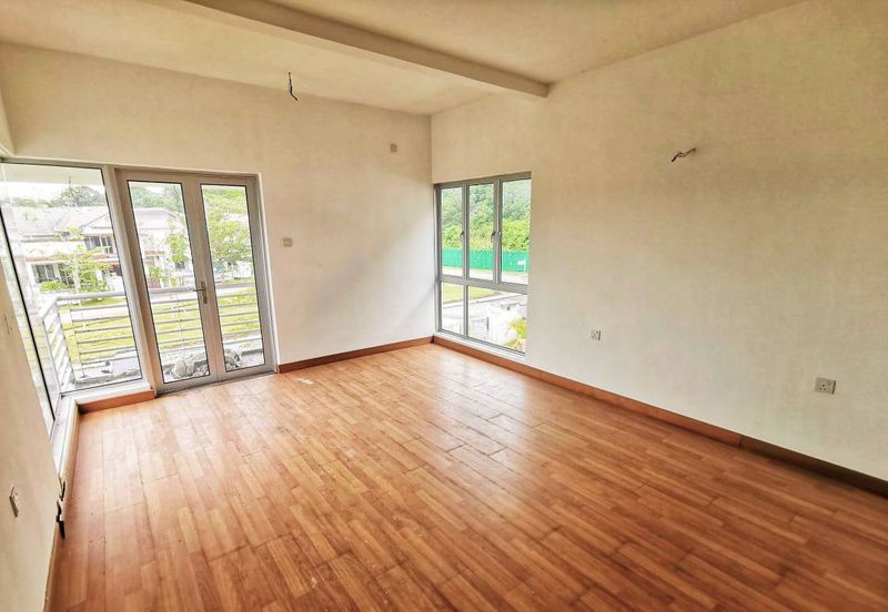 Bandar Enstek (Timur)