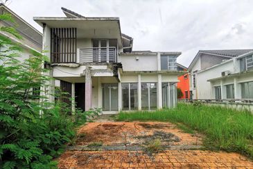 Bandar Enstek (Timur)