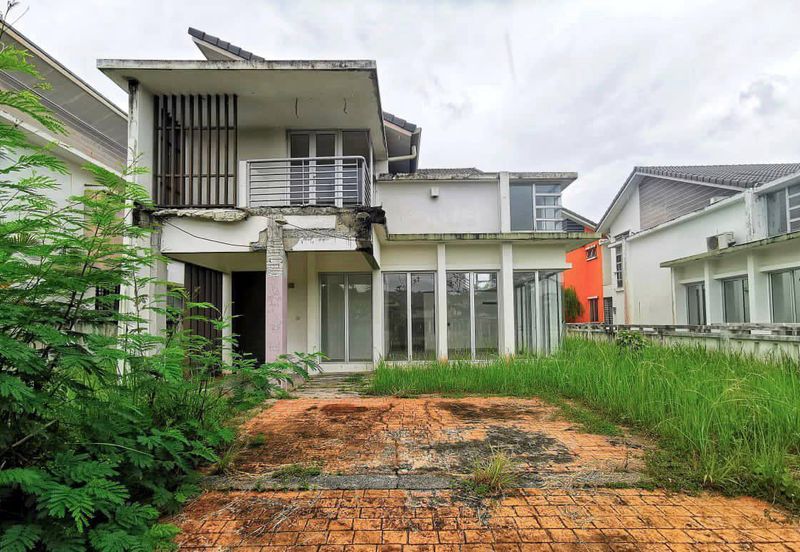 Bandar Enstek (Timur)