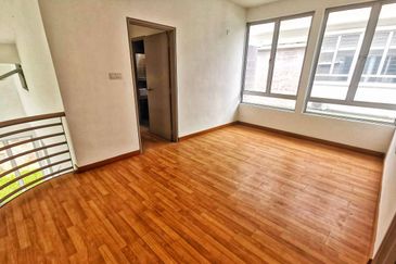 Bandar Enstek (Timur)