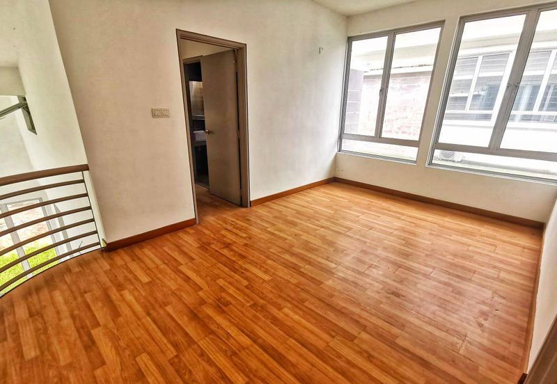 Bandar Enstek (Timur)