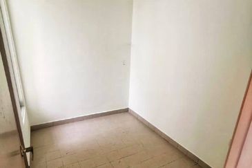 Bandar Enstek (Timur)