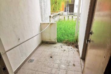 Bandar Enstek (Timur)