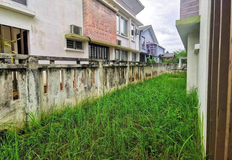 Bandar Enstek (Timur)