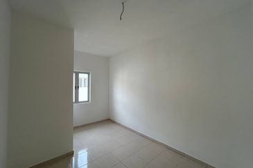 M Senyumia Salak Tinggi