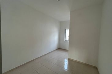 M Senyumia Salak Tinggi