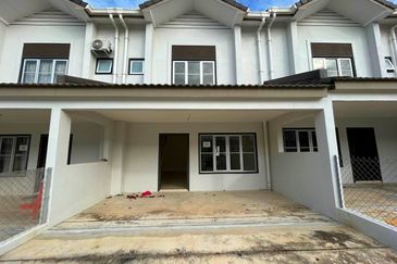 M Senyumia Salak Tinggi