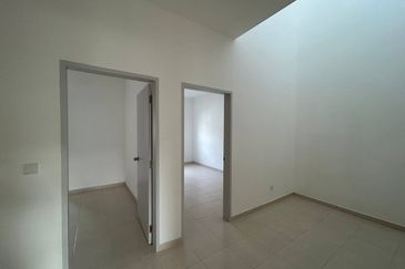 M Senyumia Salak Tinggi