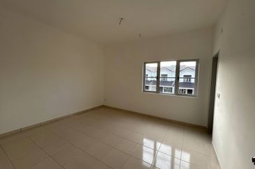 M Senyumia Salak Tinggi