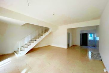 M Senyumia Salak Tinggi