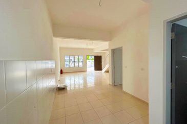 M Senyumia Salak Tinggi