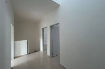 M Senyumia Salak Tinggi