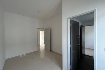 M Senyumia Salak Tinggi