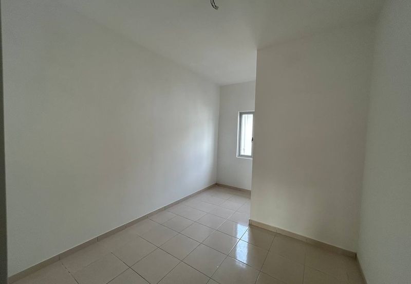 M Senyumia Salak Tinggi *