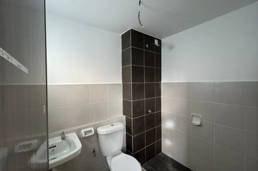 M Senyumia Salak Tinggi