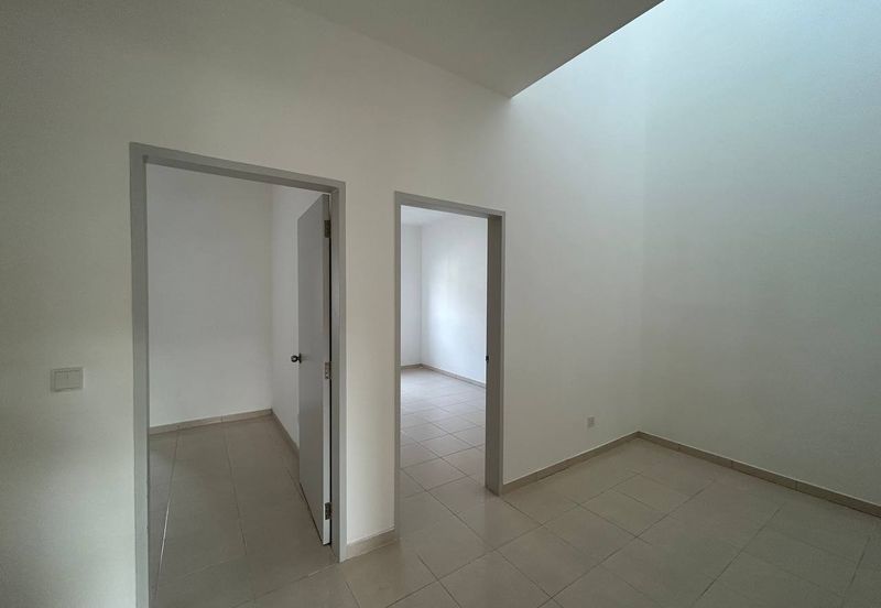 M Senyumia Salak Tinggi *