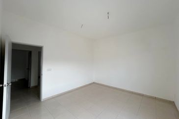 M Senyumia Salak Tinggi