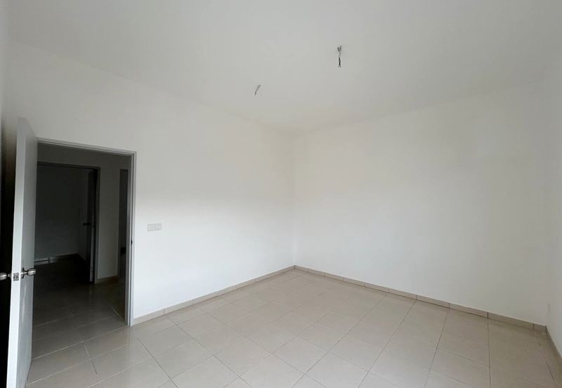 M Senyumia Salak Tinggi *