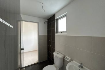 M Senyumia Salak Tinggi