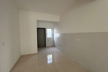 M Senyumia Salak Tinggi