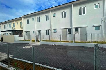 M Senyumia Salak Tinggi